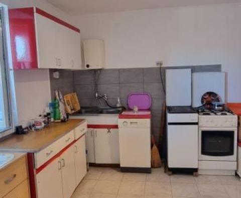Günstiges Apartmenthaus mit 4 Wohneinheiten in Novi Vinodolski, mit Meerblick - foto 14