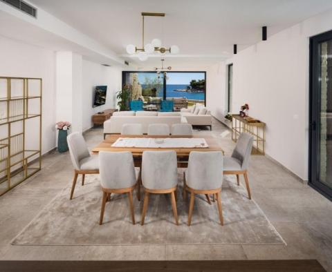 Jedna ze sedmi nových plážových vil na prodej v oblasti Šibenik v uzavřeném luxusním kondominiu - pic 25