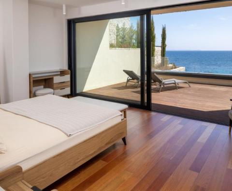 Jedna ze sedmi nových plážových vil na prodej v oblasti Šibenik v uzavřeném luxusním kondominiu - pic 31