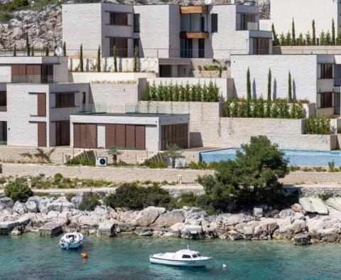 Jedna ze sedmi nových plážových vil na prodej v oblasti Šibenik v uzavřeném luxusním kondominiu - pic 39