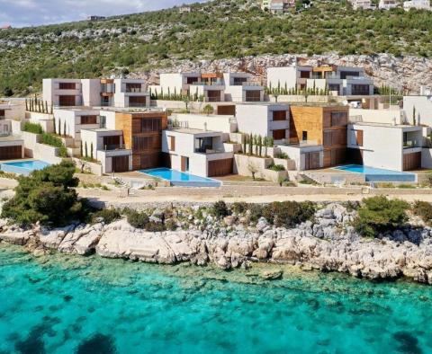 Jedna ze sedmi nových plážových vil na prodej v oblasti Šibenik v uzavřeném luxusním kondominiu - pic 40