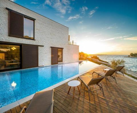 Jedna ze sedmi nových plážových vil na prodej v oblasti Šibenik v uzavřeném luxusním kondominiu - pic 45