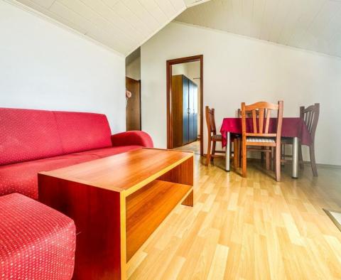 Appartement avec vue imprenable sur la mer et prix incroyablement bas à Njivice, Omišalj - pic 2