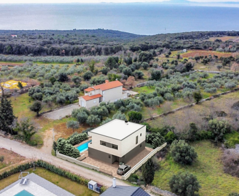 New built villa with swimming pool and sea view in Marcana near Pula - pic 2