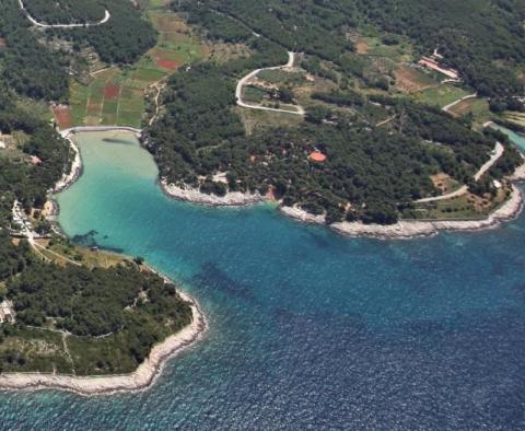 Terrain à bâtir dans la zone touristique au 1er rang de la mer à Jelsa, île de Hvar 