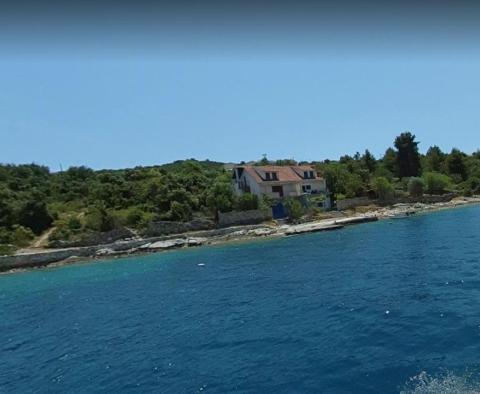 Романтический изолированный дом на острове Дрвеник на 1-й линии моря с собственным причалом - фото 6