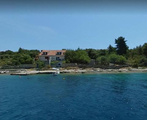Романтический изолированный дом на острове Дрвеник на 1-й линии моря с собственным причалом - фото 2