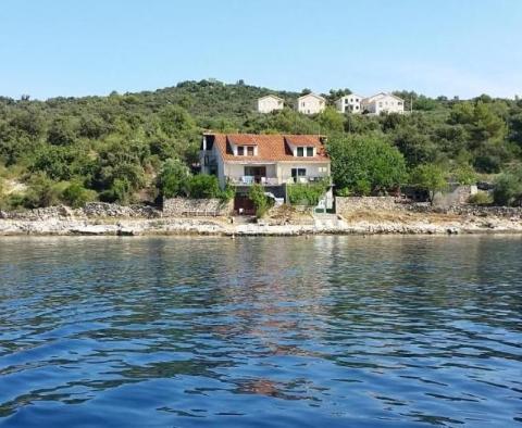 Романтический изолированный дом на острове Дрвеник на 1-й линии моря с собственным причалом - фото 4