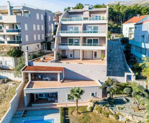 Incroyable propriété à Podstrana avec piscine propose 2 appartements de luxe - pic 14