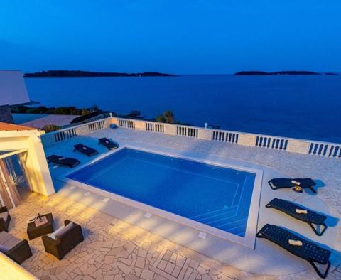 Villa à Korcula sur la 1ère ligne de mer avec une vue incroyable sur la mer et un quai privé pour les bateaux ! - pic 10