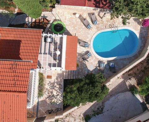 Anwesen mit drei Wohnungen und Pool in Vrboska, Hvar - foto 8