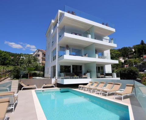 Luxusní rezidence v Ičići 100 metrů od moře nabízí několik apartmánů na prodej 