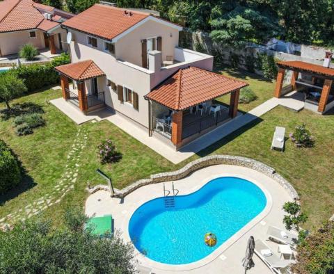 Komplex aus drei freistehenden Villen mit Swimmingpool und Garten in der Nähe von Poreč 