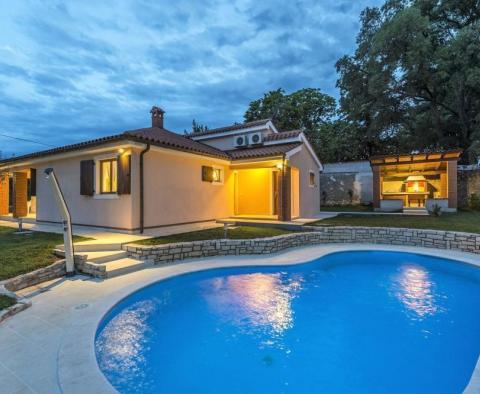 Komplex aus drei freistehenden Villen mit Swimmingpool und Garten in der Nähe von Poreč - foto 9