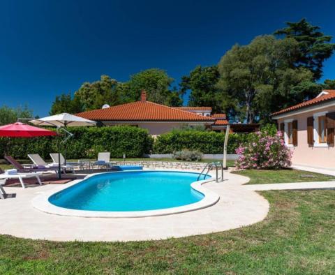 Complexe de trois villas individuelles avec piscine et jardin à proximité de Poreč - pic 16