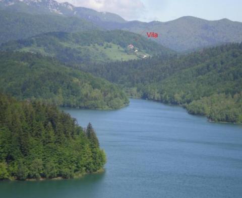 Egyedülálló villa panorámás kilátással a tóra, Gorski Kotar területén 