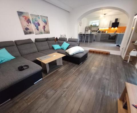 Эксклюзивная 2-комнатная квартира с террасой и парковочным местом, в самом центре Опатии, недалеко от моря! 