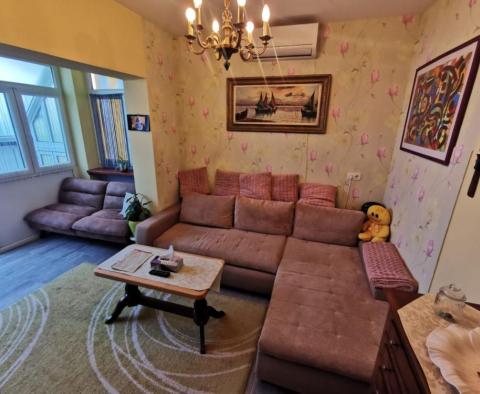 Apartmán v přízemí s velkou zahradou 800 metrů od moře v oblíbeném Poreči - pic 4