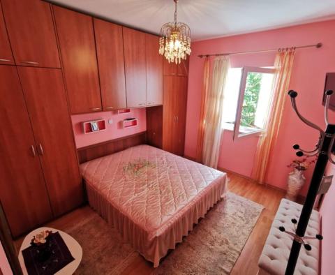 Apartmán v přízemí s velkou zahradou 800 metrů od moře v oblíbeném Poreči - pic 11