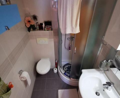 Apartmán v přízemí s velkou zahradou 800 metrů od moře v oblíbeném Poreči - pic 16