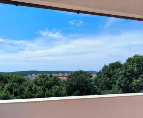 Grand appartement très bien situé avec terrasses et piscine à Banjole ! 