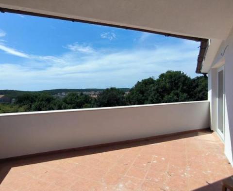 Grand appartement très bien situé avec terrasses et piscine à Banjole ! - pic 6