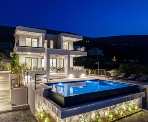 Pozoruhodná moderní vila nedaleko Splitu s panoramatickým výhledem na moře - pic 6