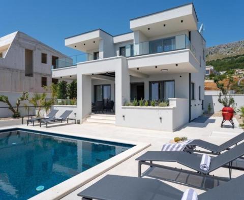 Pozoruhodná moderní vila nedaleko Splitu s panoramatickým výhledem na moře - pic 10
