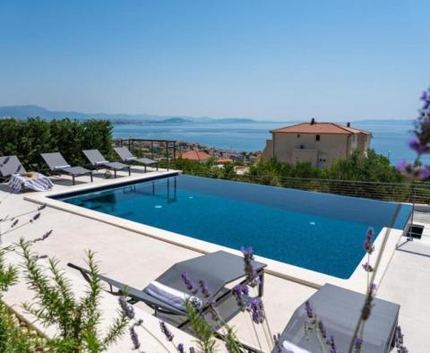 Pozoruhodná moderní vila nedaleko Splitu s panoramatickým výhledem na moře - pic 12