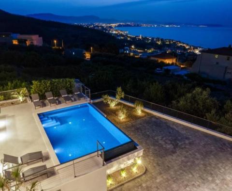 Pozoruhodná moderní vila nedaleko Splitu s panoramatickým výhledem na moře - pic 43