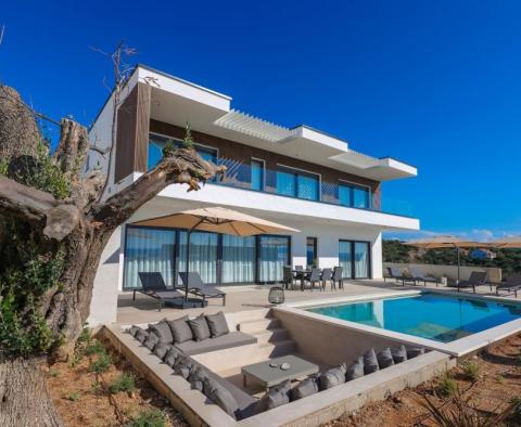 An exceptional modern villa with a swimming pool on Pag island, Novalja area - pic 3