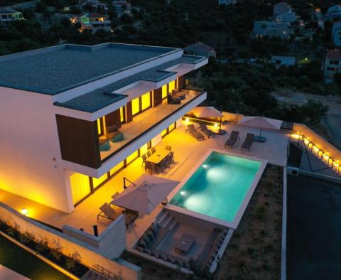 An exceptional modern villa with a swimming pool on Pag island, Novalja area - pic 4