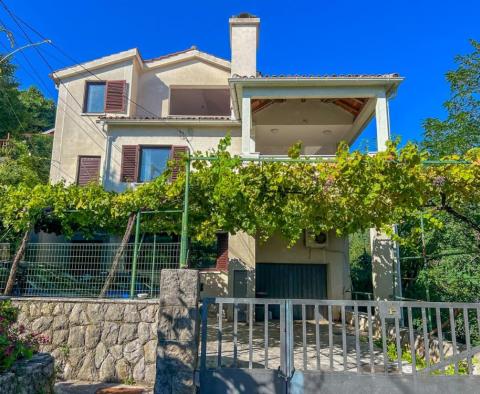 Nagyszerű befektetés - családi ház mindössze 80 méterre a tengertől Ikán, az Abbázia riviérán! 