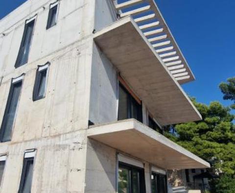 Nouveau complexe d'appartements à Ciovo avec piscine, à 50 mètres de la mer - pic 13