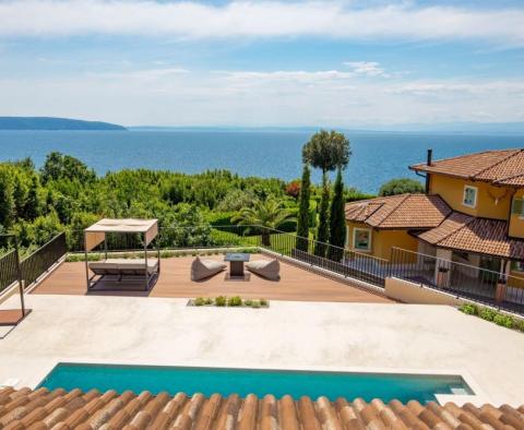 Villa méditerranéenne nouvellement construite sur une haute falaise, première rangée de la mer - pic 6