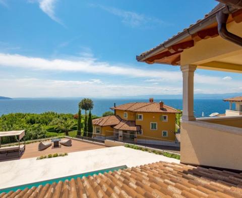 Villa méditerranéenne nouvellement construite sur une haute falaise, première rangée de la mer - pic 9