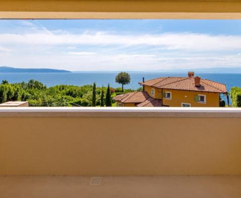 Villa méditerranéenne nouvellement construite sur une haute falaise, première rangée de la mer - pic 42