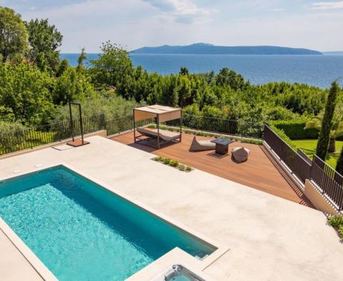 Villa méditerranéenne nouvellement construite sur une haute falaise, première rangée de la mer - pic 12