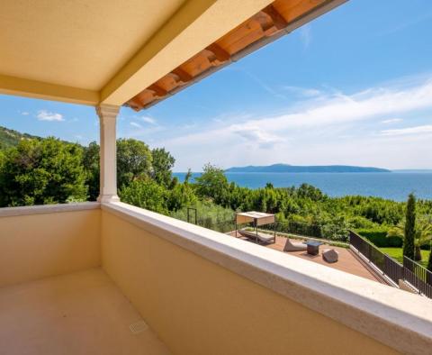 Villa méditerranéenne nouvellement construite sur une haute falaise, première rangée de la mer - pic 44