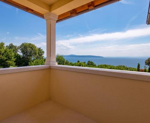 Villa méditerranéenne nouvellement construite sur une haute falaise, première rangée de la mer - pic 50