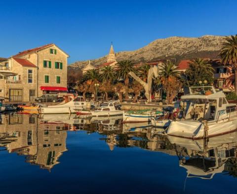 Nagy potenciállal rendelkező telek, mindössze 120 méterre a tengertől Kastelában, Split közelében - pic 2