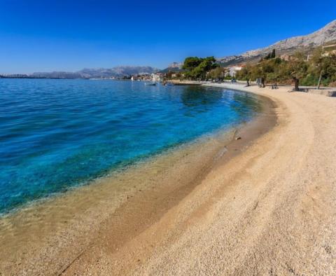 Nagy potenciállal rendelkező telek, mindössze 120 méterre a tengertől Kastelában, Split közelében 