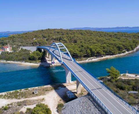 Terrain constructible à seulement 100 mètres de la mer sur l'île de Pasman, idéal pour une villa - pic 9