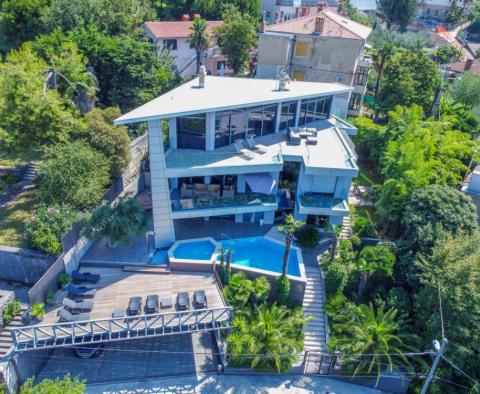 Impozantní moderní vila s bazénem v centru Opatije, pár kroků od Lungomare 