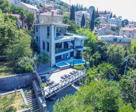 Impozantní moderní vila s bazénem v centru Opatije, pár kroků od Lungomare - pic 4