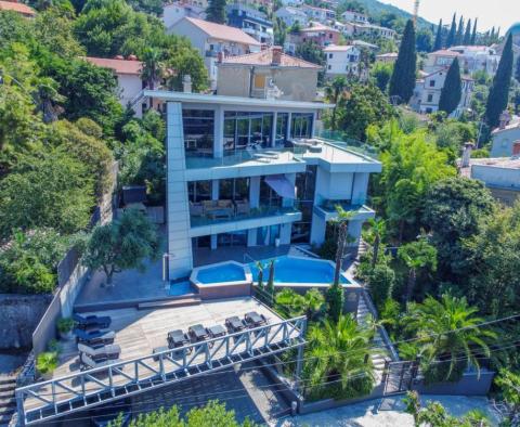 Impozantní moderní vila s bazénem v centru Opatije, pár kroků od Lungomare - pic 12