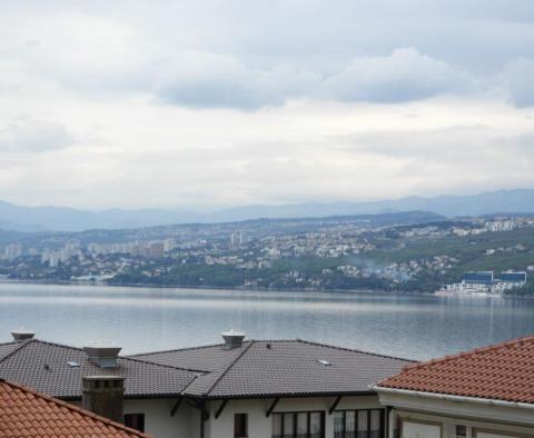 Великолепная двухуровневая квартира в центре Опатии с видом на море - фото 2