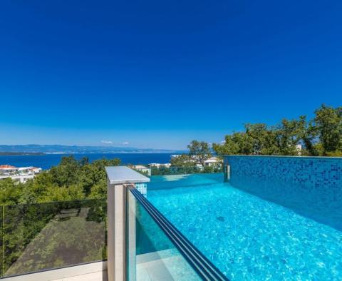 Luxus penthouse medencével és panorámás kilátással a tengerre Malinskában 