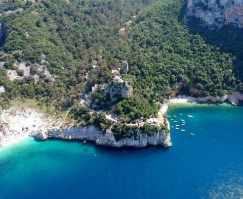 Eagle's nest villa for sale on a rock over the sea in Ika above the beach 