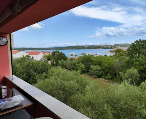 Apartman csodálatos kilátással a tengerre Klimnóban, Dobrinjban, 70 méterre a tengertől 